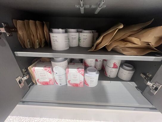 Alt indhold på og i reol - Te m.v.