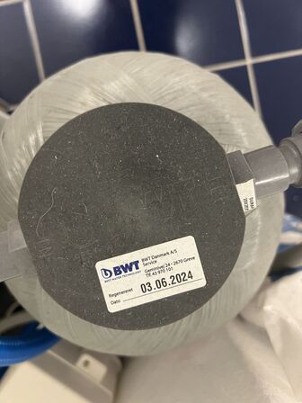 Opvaskemaskine WINTERHALTER UC-S V02 inkl. tryktank og åben sæk m. salt