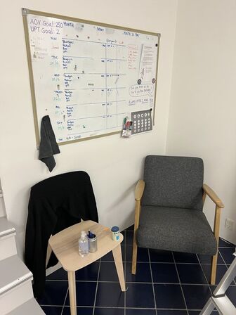 2 stole samt whiteboard