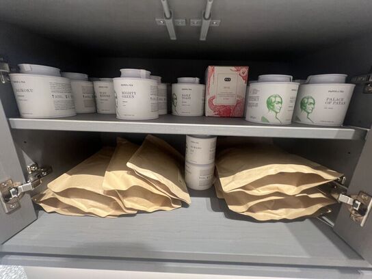 Alt indhold på og i reol - Te m.v.