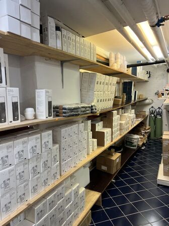 Reolsystem (træplader på hyldeknægte) UDEN INDHOLD