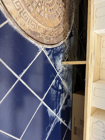 Reolsystem (træplader på hyldeknægte) UDEN INDHOLD