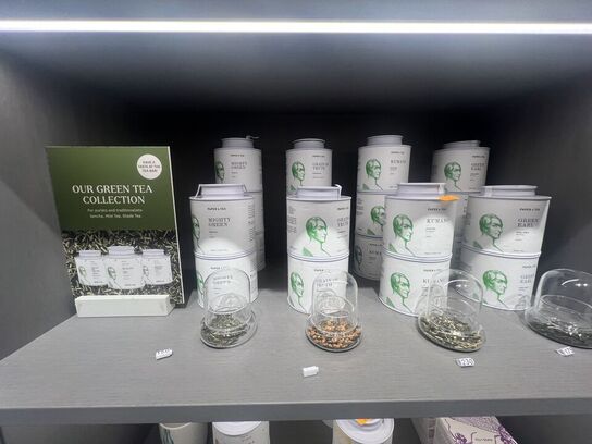 Alt indhold på og i reol - Te m.v.