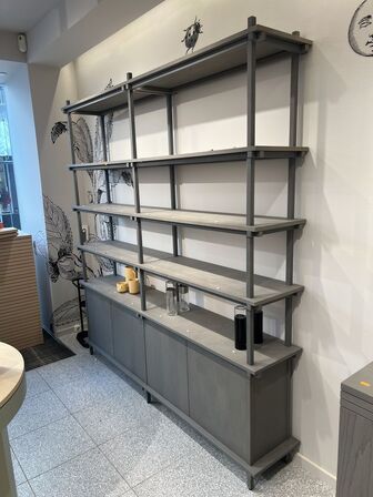 Reolsystem m. LED lys under hylderne