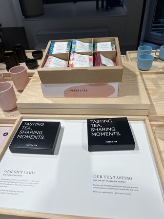 Displaystand m. løse plader inkl. indhold