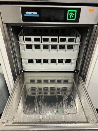 Opvaskemaskine WINTERHALTER UC-S V02 inkl. tryktank og åben sæk m. salt