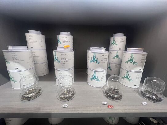 Alt indhold på og i reol - Te m.v.