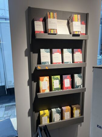 Væghængt reol 120x58x12 cm