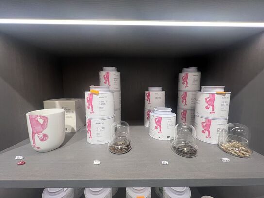 Alt indhold på og i reol - Te m.v.