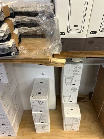 Reolsystem (træplader på hyldeknægte) UDEN INDHOLD