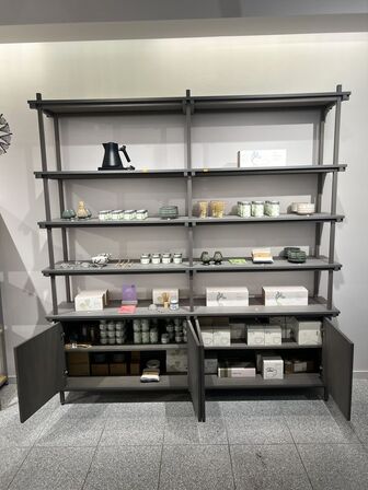 Reolsystem m. LED lys under hylderne 206x218x37cm