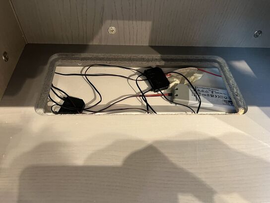 Reolsystem m. LED lys under hylderne