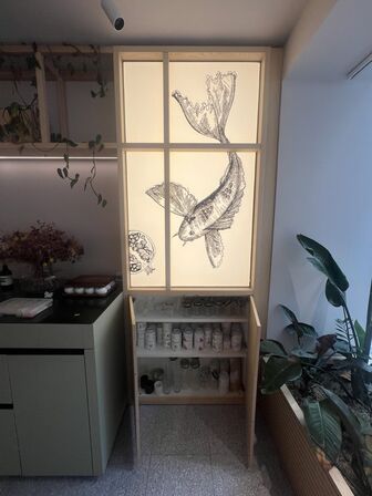 Træsystem inkl. planter og indhold i skab