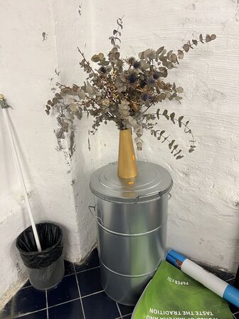 Tønde og buket i vase