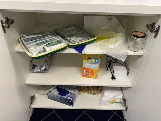 Indhold i køkkenskabe og skuffer