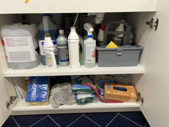 Indhold i køkkenskabe og skuffer