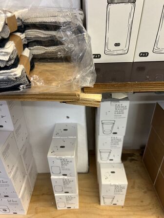 Reolsystem (træplader på hyldeknægte) UDEN INDHOLD