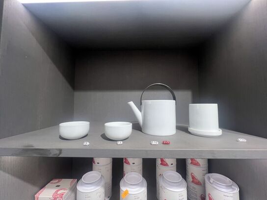 Alt indhold på og i reol - Te m.v.