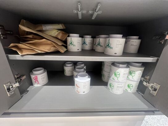 Alt indhold på og i reol - Te m.v.