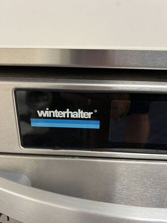Opvaskemaskine WINTERHALTER UC-S V02 inkl. tryktank og åben sæk m. salt