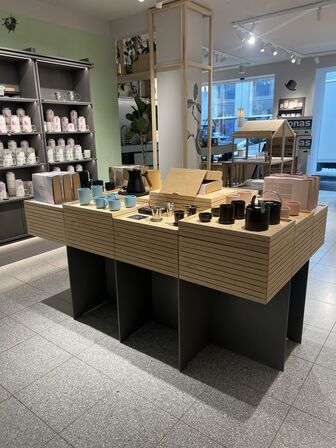 Displaystand m. løse plader inkl. indhold