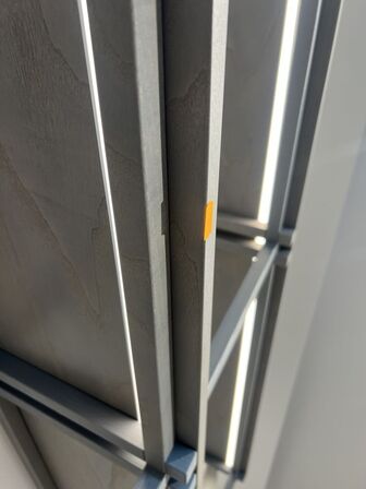 Reolsystem m. LED lys under hylderne