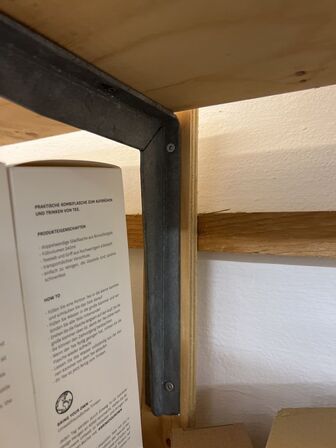 Reolsystem (træplader på hyldeknægte) UDEN INDHOLD