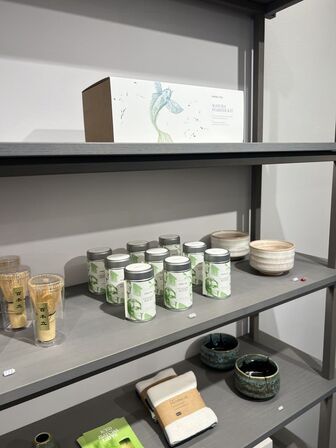 Reolsystem m. LED lys under hylderne 206x218x37cm