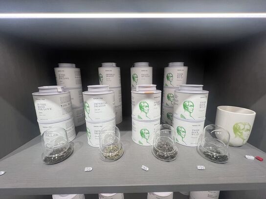 Alt indhold på og i reol - Te m.v.