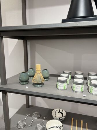 Reolsystem m. LED lys under hylderne 206x218x37cm