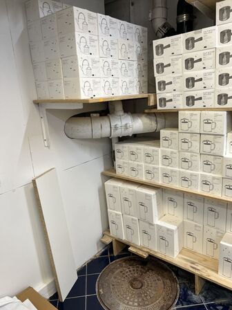 Reolsystem (træplader på hyldeknægte) UDEN INDHOLD