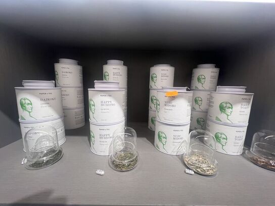 Alt indhold på og i reol - Te m.v.