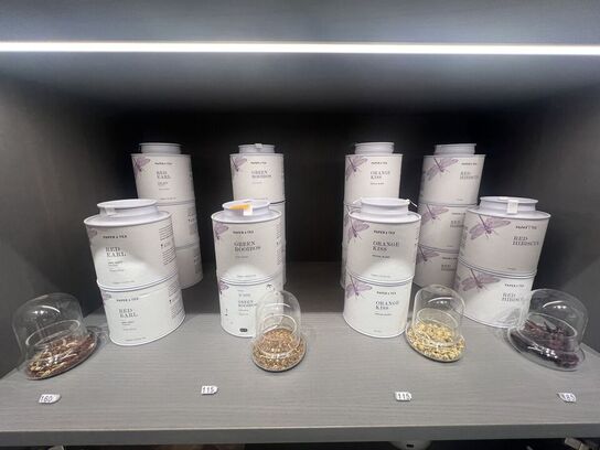 Alt indhold på og i reol - Te m.v.