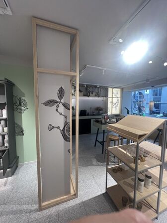 Træsystem inkl. planter og indhold i skab