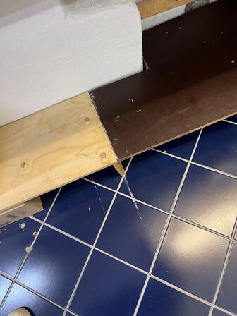 Reolsystem (træplader på hyldeknægte) UDEN INDHOLD