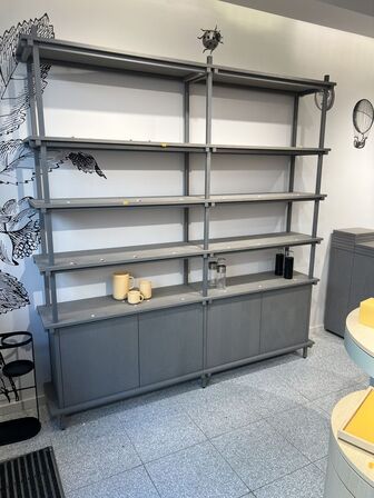 Reolsystem m. LED lys under hylderne