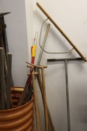 Afrettere, skovle, river m.v. (se billeder)