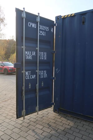 20' container m. opbygning. Indhold medfølger.