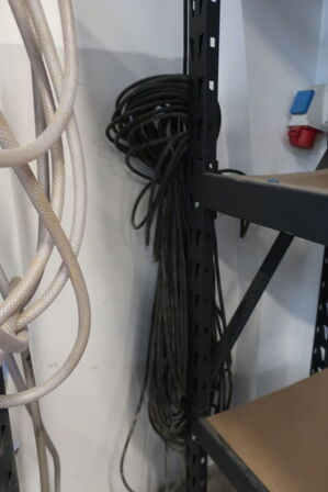 Div. slanger, spande, boltsaks m.v. (se billeder)