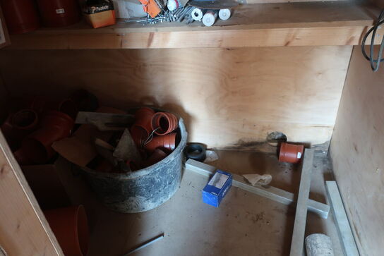 20' container m. opbygning. Indhold medfølger.