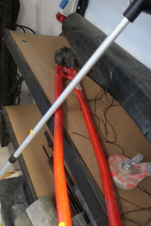 Div. slanger, spande, boltsaks m.v. (se billeder)