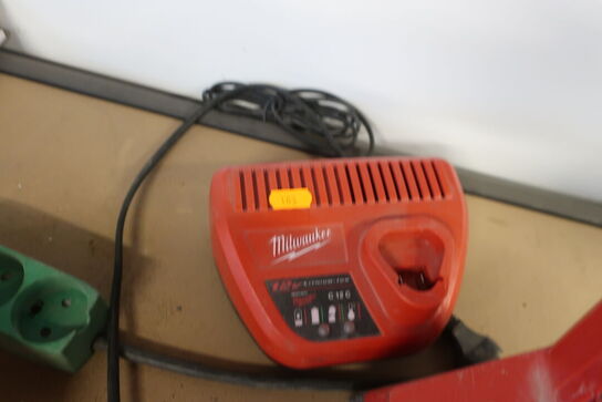 Ladestation MILWAUKEE til 6x batterier + enkelt ladestation