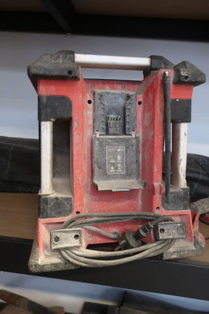 Radio/oplader MILWAUKEE (akku)