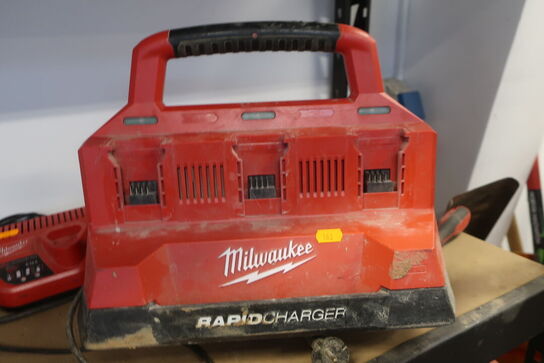 Ladestation MILWAUKEE til 6x batterier + enkelt ladestation