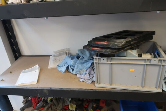 indhold på Reol  og ved (se billeder)