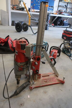 Diamantboremaskine MILWAUKEE DCM2 250 C m. stand