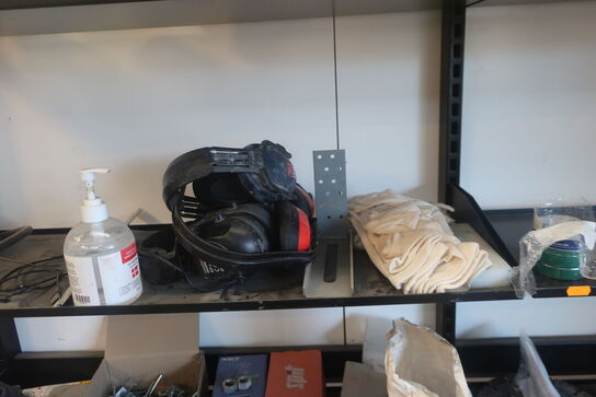 indhold på Reol  og ved (se billeder)