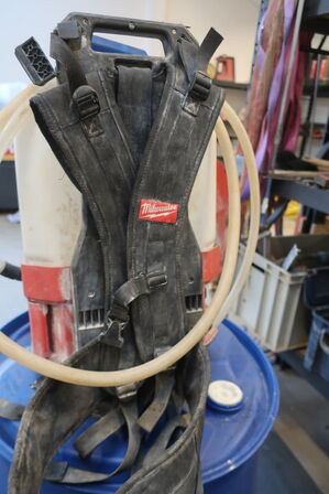Ukrudtssprøjte m. vest MILWAUKEE M18 BPFPH (akku)