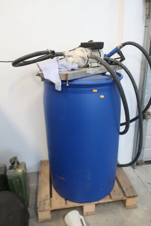AdBlue plasttromle med ca 100 liter    Pumpe medfølger ikke