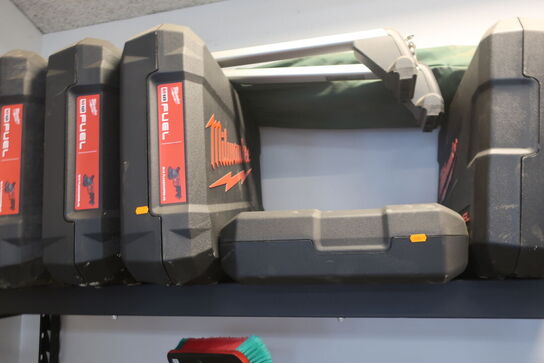 7 stk. tomme MILWAUKEE værktøjskasser samt tagbøjler